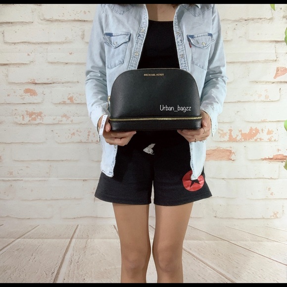 Michael Kors Giftables Large Travel Pouch - Picture 8 of 8